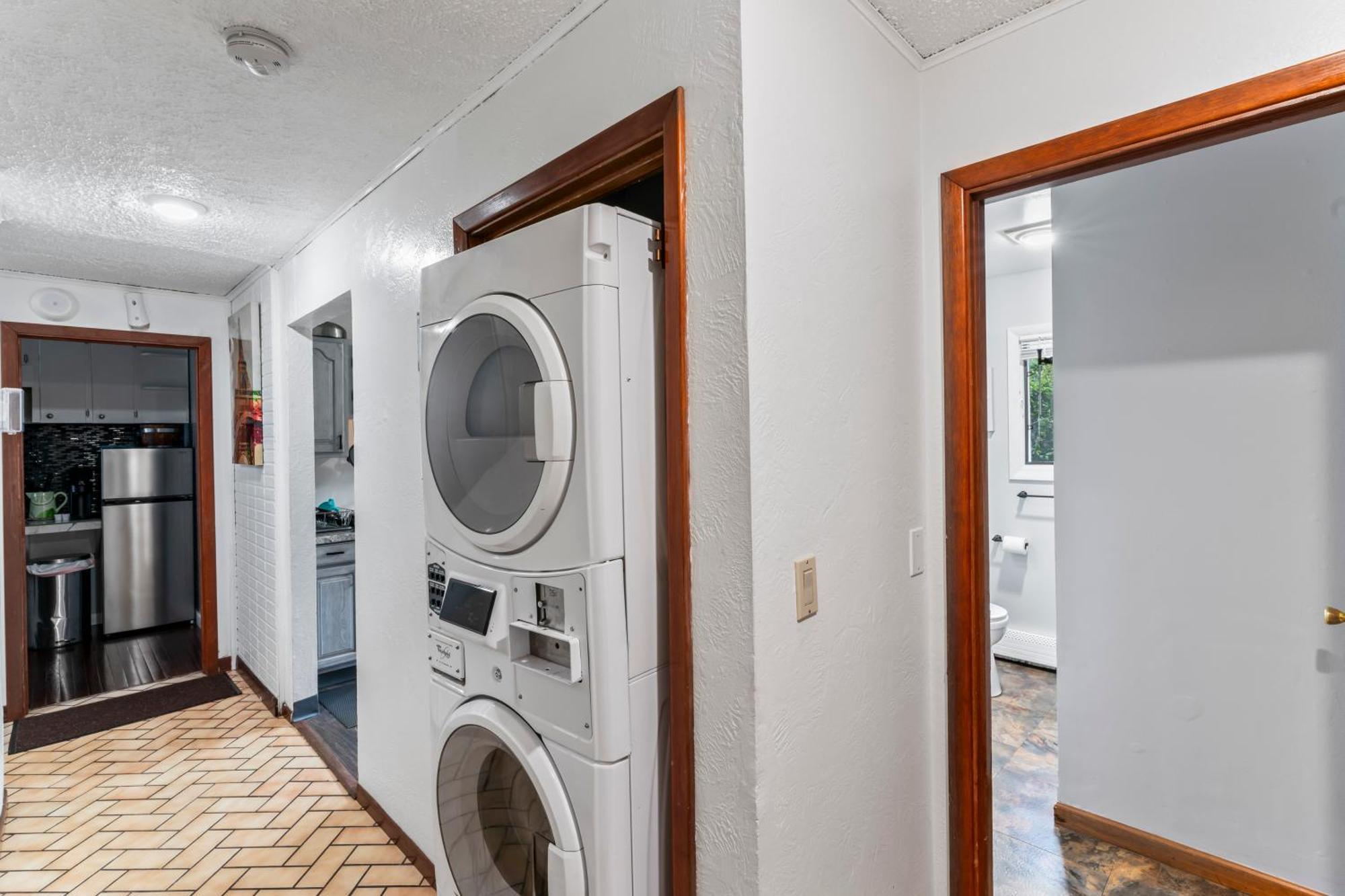 Отель Compact But Cozy Too Анкоридж Экстерьер фото